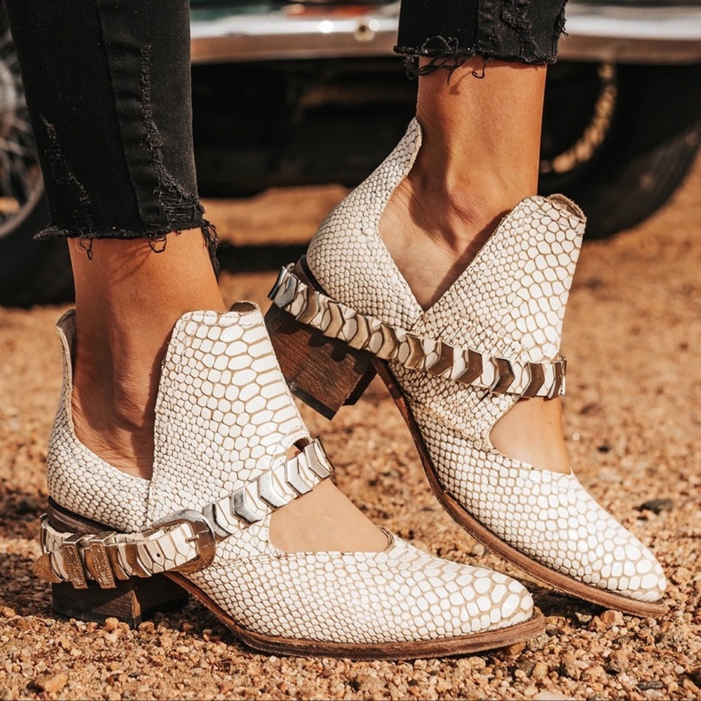 Freebird Size 9 Blade White Western Booties